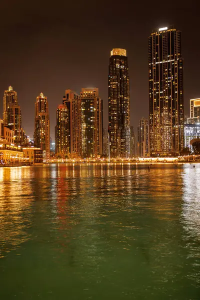 Dubai Marina gökdelenlerinin gece ve gündüz aydınlatması.