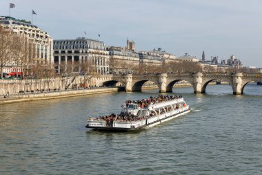 PARIS, FRANCE - 02 / 18 / 2025: Büyük bir tekne Seine nehrinde bir kalabalık ile seyahat ediyor