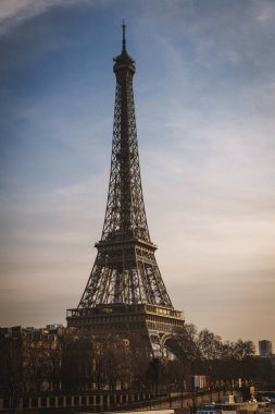 Eyfel Kulesi, Paris 'in ufuk çizgisine hükmeden yüksek bir yapıdır.