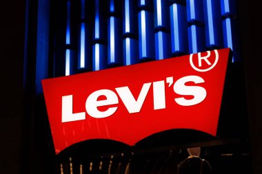 PARIS, FRANCE - 18 Şubat 2025: Binanın ön cephesinde kırmızı-beyaz bir Levi 's Store logosu. İşaret aydınlandı.