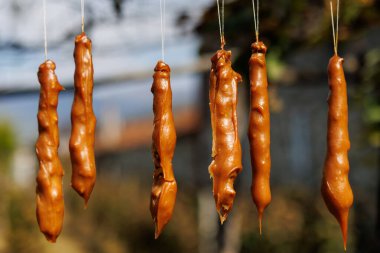 Churchkhela, Gürcistan 'ın geleneksel mum şekilli şekerlemesidir..