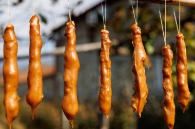 Churchkhela, Gürcistan 'ın geleneksel mum şekilli şekerlemesidir..