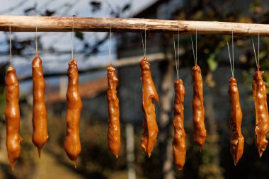 Churchkhela, Gürcistan 'ın geleneksel mum şekilli şekerlemesidir..