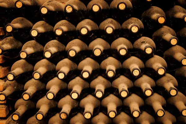 Mantar tıpalı şarap şişeleri. Şişeler kahverengi ve eski gibi görünüyor.