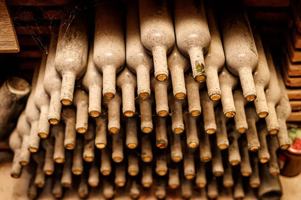 Üst üste dizilmiş bir sıra eski şarap şişesi..