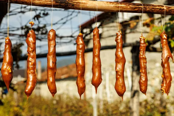 'Gürcü Snickers' olarak da bilinen geleneksel Gürcü tatlı Churchkhela 'nın yakın plan çekimi