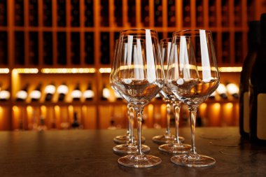 Bir grup şarap kadehi tezgahın üzerinde. Bardaklar temiz ve sıraya dizildi.