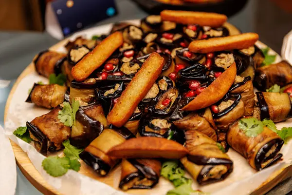 Çeşitli kıtır kıtır ve patlıcan içeren bir tabak yemek..