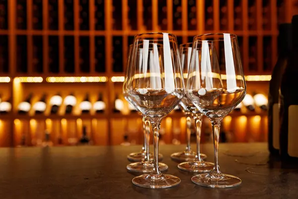 Bir grup şarap kadehi tezgahın üzerinde. Bardaklar temiz ve sıraya dizildi.