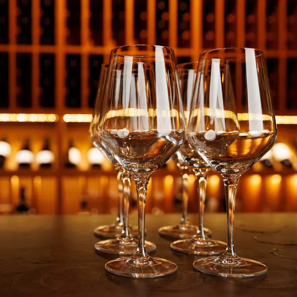 Etkinliğin başında boş şarap kadehleri bir bar tezgahına dizilir.