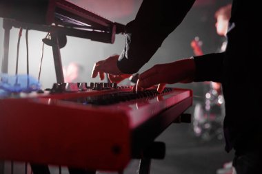 Grubun canlı performansında klavyeci rolünü oynar.