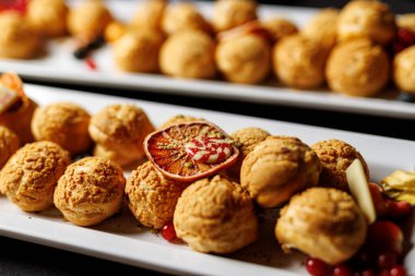 Lezzetli Choux Pastaları ve Citrus Garnitür Tabağı