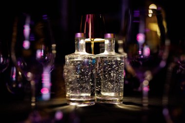 Bir ziyafet masasında iki şişe su var.