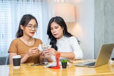 Emlakçı inşaat malzemelerini ve ev kredisi satışının detaylarını müşteri satın alma anlaşmasına açıklar ve ev kredisi sürecini tamamlar.