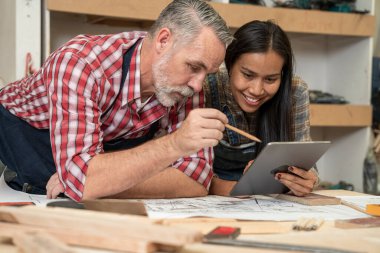 çift dijital tablet üzerinde yeni projeyi tartışıyor