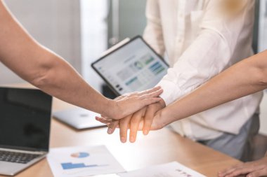 Meslektaşlar, erkekler ve kadınlar, çalışan insanlar, el ele, birlikte çalışmak, çalışma takımı, başarılı iş, konferans odasındaki sorunların üstesinden gelmek için birbirlerine yardım etmek.