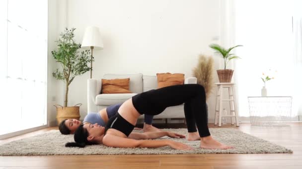 Femme Faisant Exercice Avec Professeur Yoga Portant Des Vêtements Sport — Video