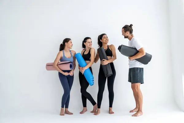 Volledige Lengte Van Lachende Jonge Vrouwen Staan Met Yoga Matten Rechtenvrije Stockafbeeldingen