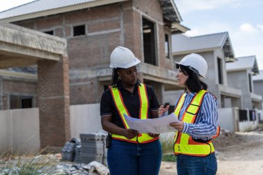 İnşaat alanında birlikte çalışan iki kadın mimar. inşaat kavramı