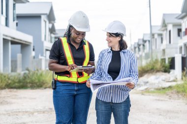 Kadın mimar tablet kullanma