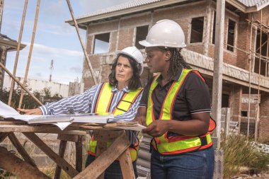 İnşaat alanındaki kadın mimar
