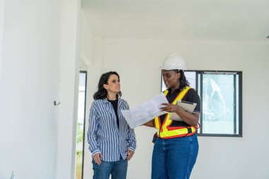 İnşaat işi konsepti. Kadın mimar, Afro-Amerikan mühendis ile yapılan araştırmalar, birlikte danışmanlık ve konut inşaatı projesinin planlanmamış ciddi işler. .