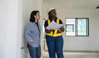 İnşaat işi konsepti. Kadın mimar, Afro-Amerikan mühendis ile yapılan araştırmalar, birlikte danışmanlık ve konut inşaatı projesinin planlanmamış ciddi işler. .