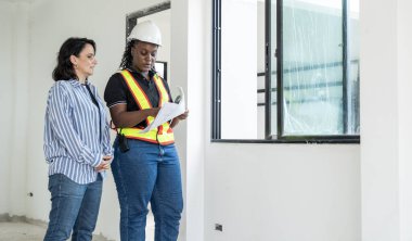 İnşaat işi konsepti. Kadın mimar, Afro-Amerikan mühendis ile yapılan araştırmalar, birlikte danışmanlık ve konut inşaatı projesinin planlanmamış ciddi işler. .