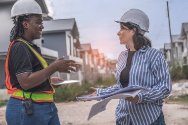 İnşaat işi konsepti. Kadın mimar, Afro-Amerikan mühendis ile yapılan araştırmalar, birlikte danışmanlık ve konut inşaatı projesinin planlanmamış ciddi işler. .