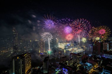 2024 Yeni Yıl Festivali için geri sayım havai fişekleri ICONSIAM, Bangkok, Tayland 'ın önündeki Chao Phraya Nehri' nin ortasında, 