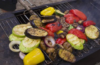 Izgara renkli sebze: dolmalık biber, kabak, açık gri kayrak üzerinde patlıcan, taş ya da beton arka plan. Kopyalama alanı olan üst görünüm.