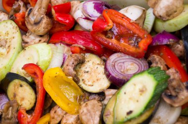 Izgara renkli sebze: dolmalık biber, kabak, açık gri kayrak üzerinde patlıcan, taş ya da beton arka plan. Kopyalama alanı olan üst görünüm.