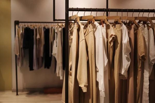 Cose Una Gruccia Una Boutique Moderna Vestiti Designer Alla Moda — Foto Stock