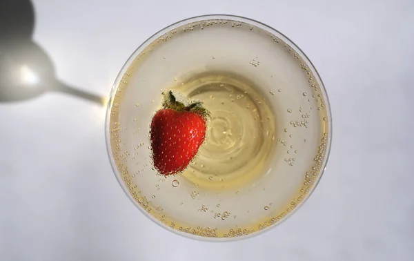 Glas Champagne Met Aardbeien Een Witte Achtergrond — Stockfoto