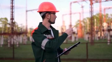 Santraldeki müfettiş kayıt defterine giriş yapıyor.