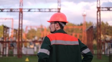 Elektrik santralindeki bir elektrikçi hasarı inceler ve iş miktarını hesaplar