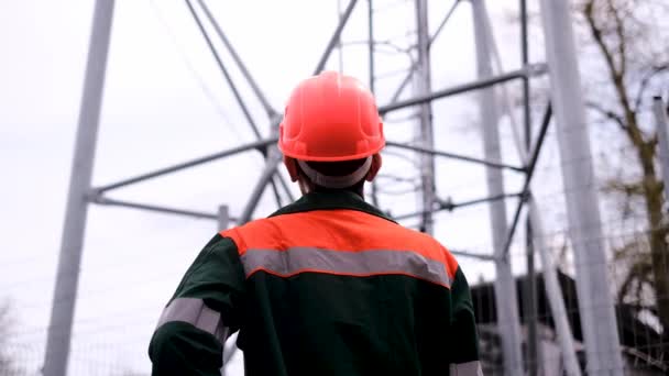 Electricista Una Central Eléctrica Inspecciona Los Daños Estima Cantidad Trabajo — Vídeos de Stock