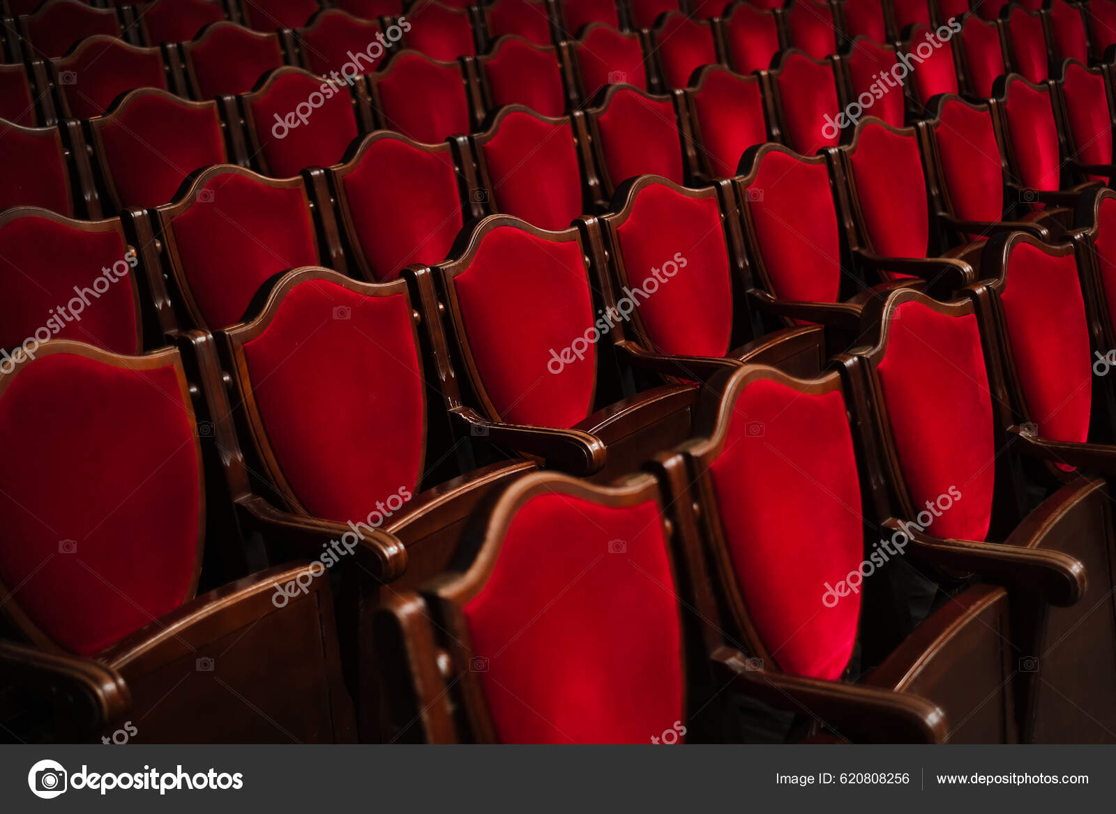 Κόκκινες Βελούδινες Καρέκλες Στο Θέατρο Αίθουσα Συναυλιών — Φωτογραφία  Αρχείου © ruseyskiy #620808256
