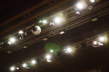 Tavan ışıkları ve konser salonunda disko topu.