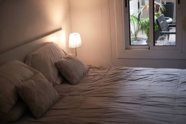 modern yatak odasının içi parlak renklerde.