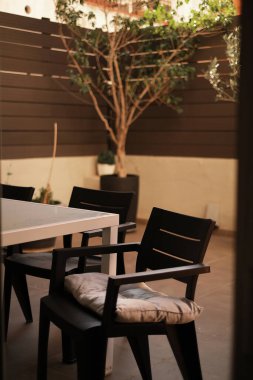 Evin terasında sandalyeli bir masa. 