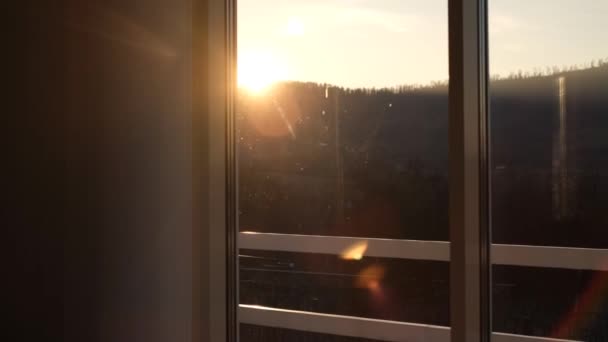 Вид Панорамного Окна Загородного Дома Закате Горах — стоковое видео