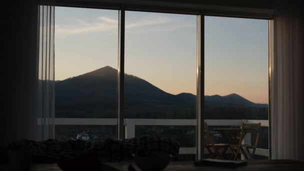 Вид Панорамного Вікна Заміського Будинку Заході Сонця Горах — стокове відео