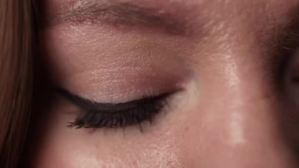 Female Eye Blinking Beautiful Brown Eyes Close — Vídeo de stock