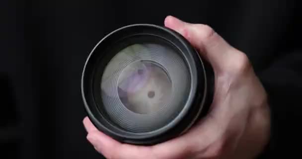 Homem Limpar Lente Câmera Com Microfibra — Vídeo de Stock