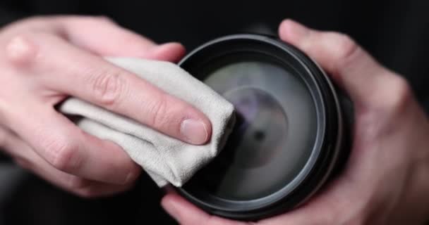 Man Wipe Camera Lens Microfiber — Vídeo de Stock