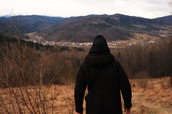 мужские туристические прогулки в горах в осенний вид сзади