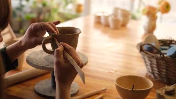 Uma Mulher Ceramista Faz Uma Xícara Barro Uma Oficina Cerâmica — Vídeo de Stock