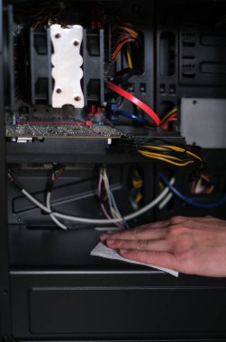 Tamirci, bilgisayar sistemi birimini tozdan temizliyor