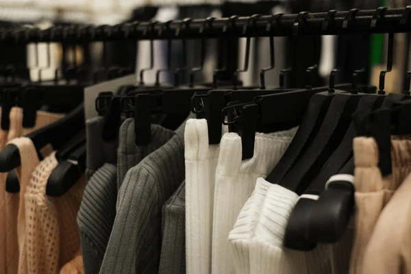 Damesartikelen Hangers Showroom Close Van Nieuwe Collectie — Stockfoto